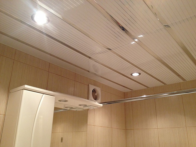 реечный потолок белый с зеркальной полосой и хром вставкой
