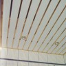 Реечный потолок белый с золотой вставкой в комплекте в ванную комнату - Размер 2.25 х 1.85 м