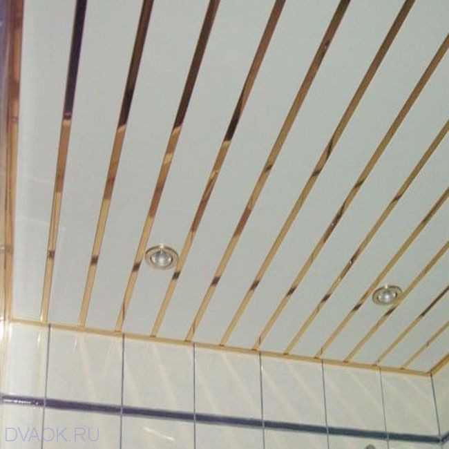 Размер 0.9мх1.3 м, комплект реечных потолков белый с золотой вставкой для туалета